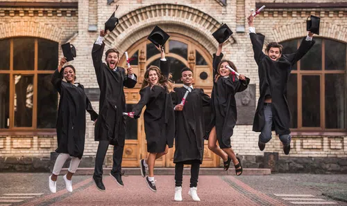 2023高中生英国留学大学费用是多少？高中生去英国读大学有几种途径？